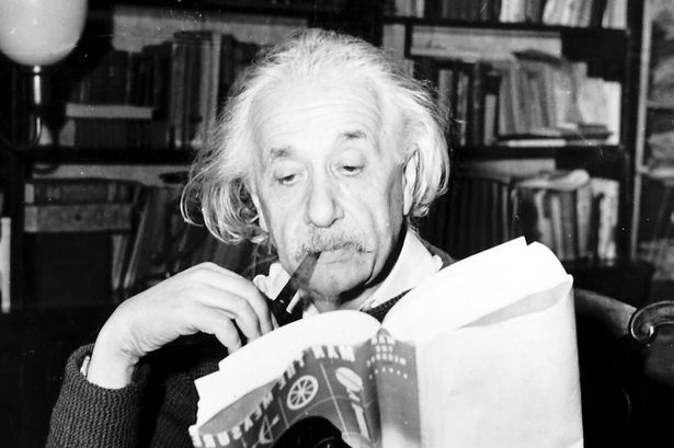 Einstein Estudando